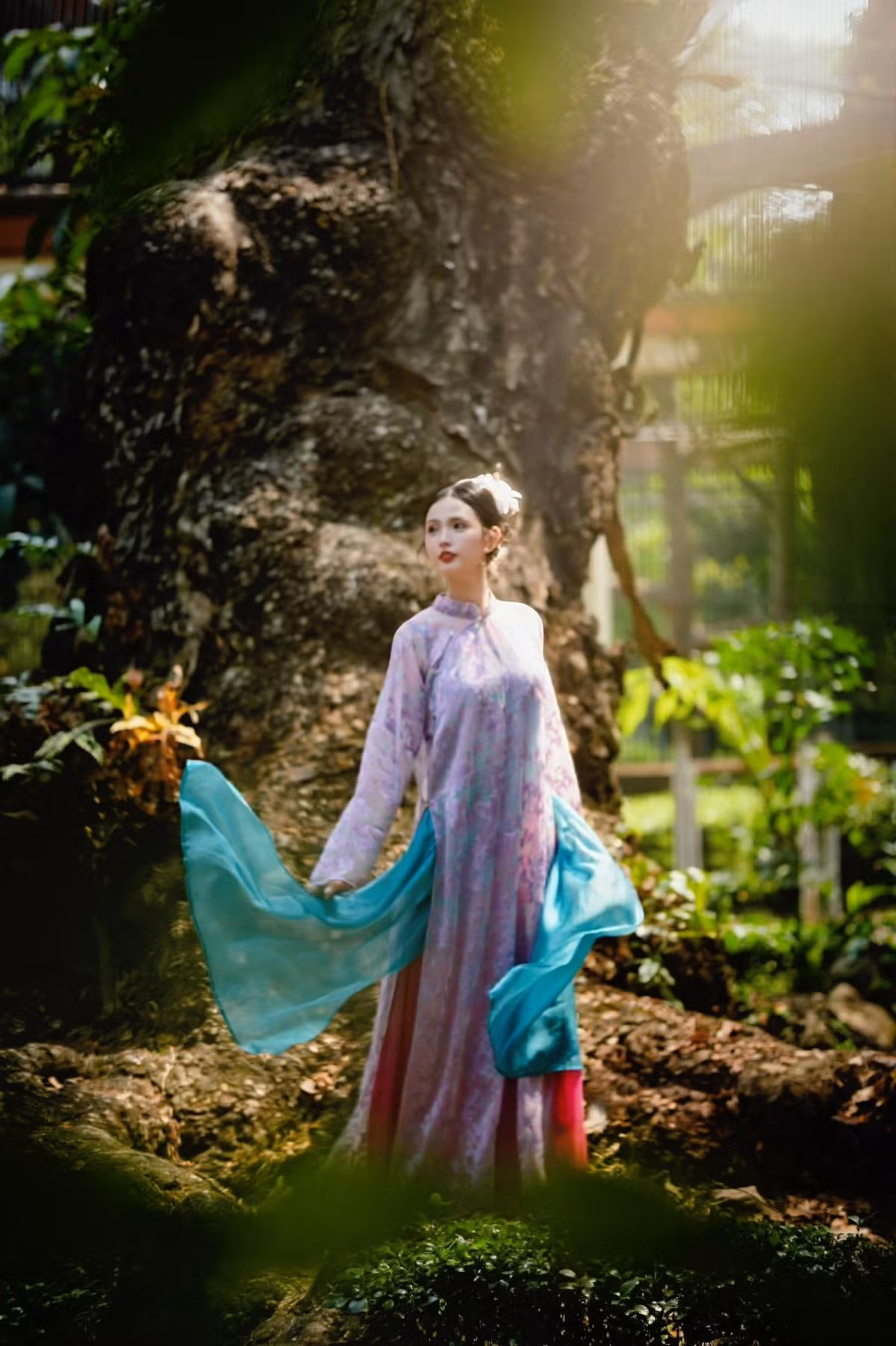 Không còn là hình ảnh cô gái trẻ trung trong đồng phục ngành hàng không hay những bộ trang phục thời thượng, Quỳnh Anh lần này chọn áo dài như một cách làm mới bản thân, đồng thời tôn vinh vẻ đẹp truyền thống Việt Nam.