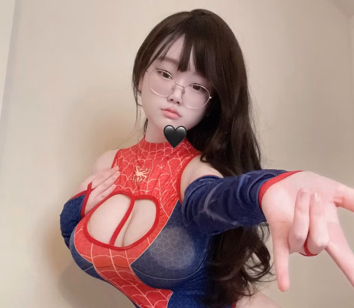 Loạt ảnh mà cô đăng tải không chỉ dừng lại ở việc tái hiện trang phục mà còn đầu tư vào góc chụp, ánh sáng và thần thái, làm nổi bật sự quyến rũ, trưởng thành, "biến hóa" 180 độ so với gương mặt ngây thơ ban đầu.