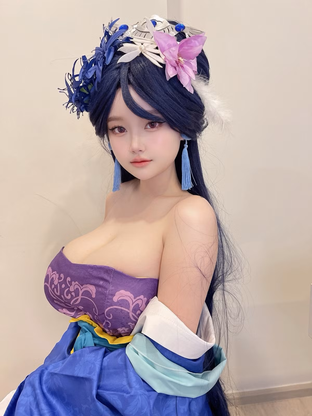 Cô nàng không ngại hóa thân thành các nhân vật anime/game có phong cách gợi cảm, từ những nữ chiến binh mạnh mẽ, các pháp sư quyến rũ cho đến những nhân vật phản diện ma mị.