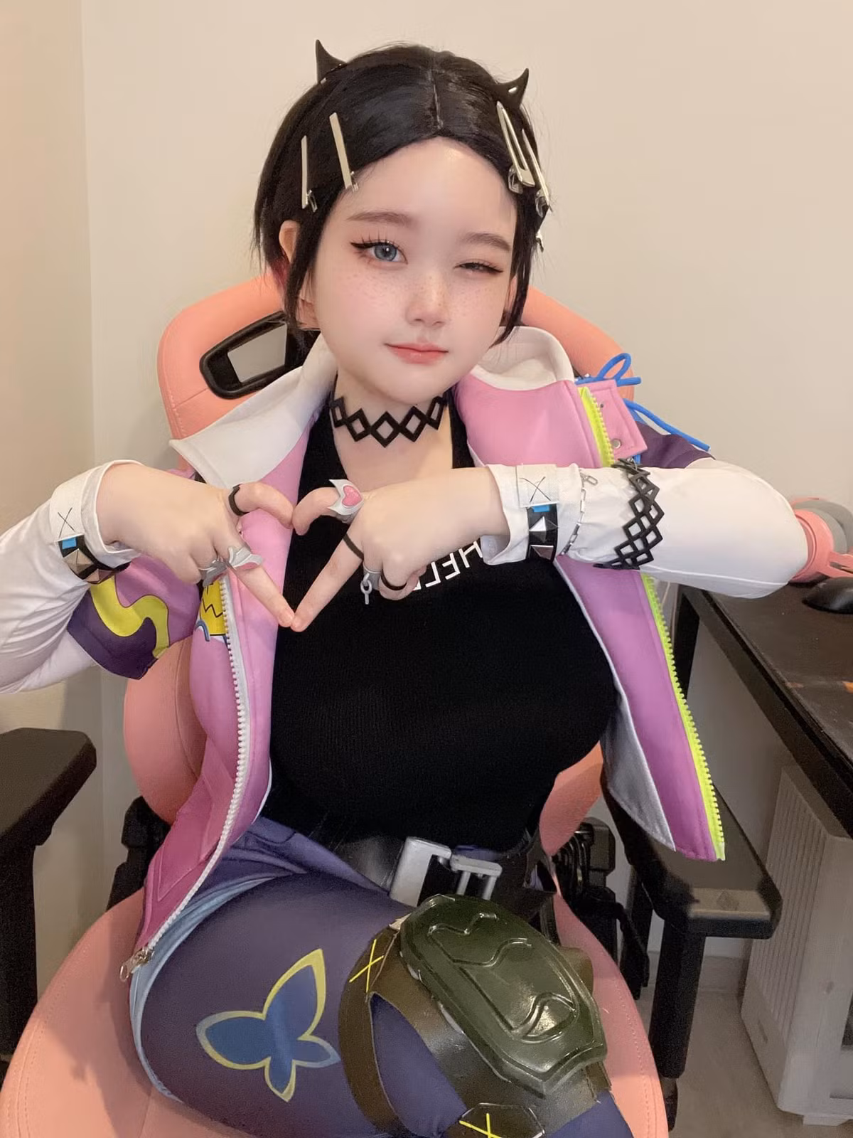 Cô nàng sở hữu những đường nét thanh tú, đôi mắt to tròn, làn da trắng và nụ cười rạng rỡ – tất cả đều toát lên vẻ đẹp "baby face" hoặc vẻ đẹp của một nhân vật nữ chính bước ra từ truyện tranh.