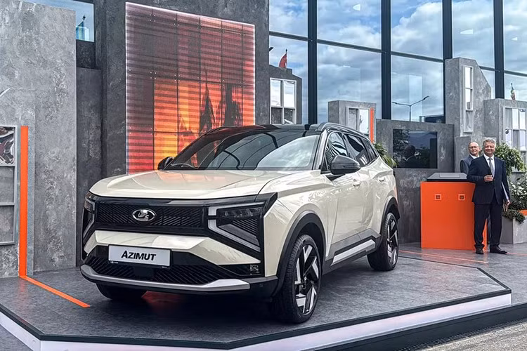 Sau gần ba thập kỷ vắng bóng trong phân khúc SUV phát triển mới, hãng xe Nga Avtovaz chính thức hé lộ mẫu gầm cao hoàn toàn mới mang tên Lada Azimut, hướng đến thị trường nội địa và mở ra chương mới cho thương hiệu Lada trong thời đại hiện đại hóa.