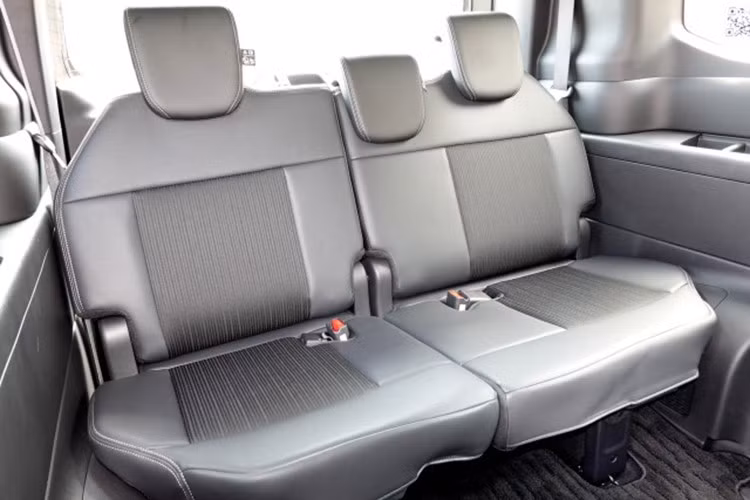 Không chỉ thực dụng và rộng rãi, mẫu MPV này còn có nhiều trang bị như màn hình thông tin giải trí dạng cảm ứng 11,4 inch, bảng đồng hồ kỹ thuật số với màn hình 10,25 inch, màn hình 15,6 inch gắn trên trần dành cho hành khách hay nút bấm chuyển số. Thêm vào đó là hệ thống điều hòa với tính năng lọc có thể phát hiện bụi mịn như PM2.5 trong không khí.