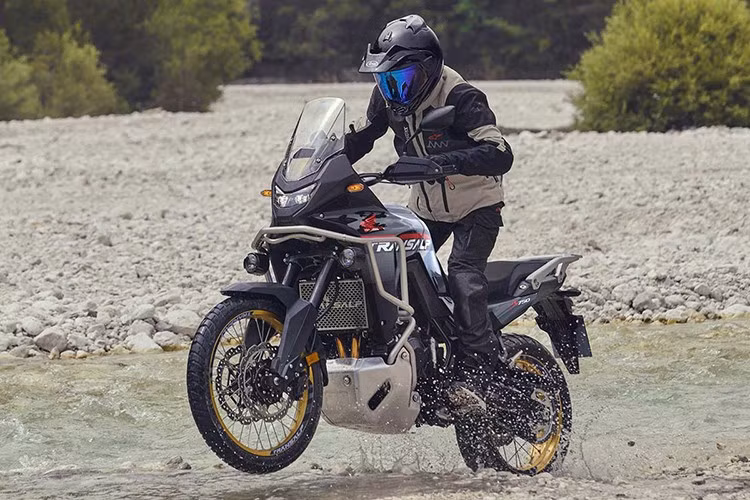 Mức giá xe Honda XL750 Transalp 2025 chưa công bố tại thị trường Ấn Độ. Tại Việt Nam, mẫu xe này đang được bán ra chính hãng khoảng 299,9 triệu đồng, rẻ hơn tới 9 triệu đồng so với thế hệ trước đó.
