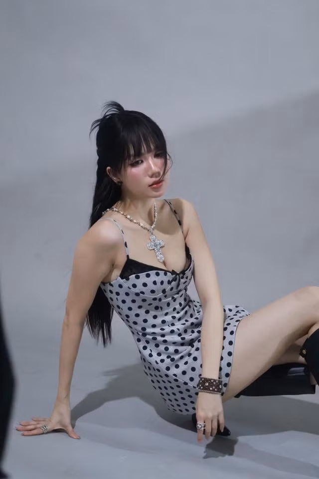 Ngoài ra, người đẹp gốc Trà Vinh còn “chiều lòng” người hâm mộ bằng những bộ ảnh được đầu tư chỉn chu, thể hiện rõ sự chuyên nghiệp trong phong cách làm việc và hình ảnh.