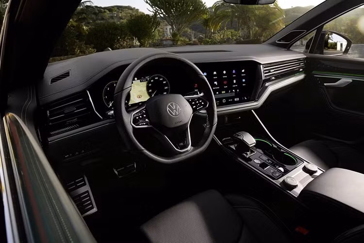 Volkswagen Touareg hiện tại dùng chung nền tảng kỹ thuật với Audi Q7, Audi Q8, Porsche Cayenne, Bentley Bentayga và Lamborghini Urus, nhưng chưa bao giờ đạt được mức độ phổ biến tương tự những người anh em của mình. Đây có thể là một trong những lý do khiến Volkswagen quyết định khai tử dòng xe này.