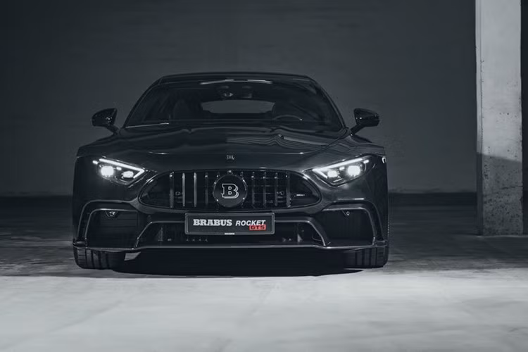 Chiếc xe Brabus Rocket GTS được ví như "tên lửa mặt đất" này mạnh gần 1.000 mã lực, và nó có giá bán tới 945.762,50 euro (tương đương hơn 1,1 triệu USD - khoảng hơn 28 tỷ đồng) tính theo tỷ giá hối đoái hiện tại.