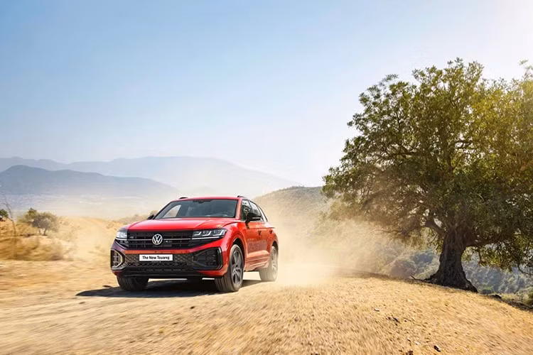 Điều này sẽ giúp Volkswagen ID. Touareg khác biệt với Porsche Cayenne Electric vốn dự kiến ra mắt vào năm 2026 và dùng nền tảng PPE. Cách tiếp cận này cũng phù hợp với chiến lược của Volkswagen trong việc hồi sinh các tên tuổi quen thuộc của kỷ nguyên động cơ đốt trong cho thời đại điện hóa, bắt đầu với ID. Polo vào năm tới.