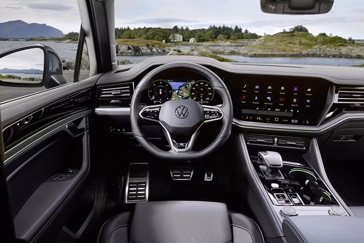Năm 2011, Volkswagen Touareg dùng động cơ diesel V6 TDI đã chạy từ Argentina đến Alaska trên quãng đường 22.750 km chỉ trong chưa đầy 12 ngày. Từ 2009 đến 2011, Touareg phiên bản đua đã ba lần liên tiếp vô địch giải Dakar Rally.