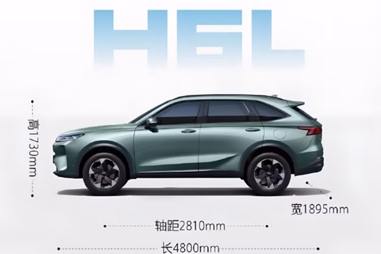 Haval H6L 2026 được phát triển dựa trên nền tảng của Xiaolong Max, nhưng có những tinh chỉnh đáng chú ý ở phần ngoại thất. Mặt trước nổi bật với lưới tản nhiệt thiết kế mới, hốc gió bên hông mở rộng, kết hợp cùng tỷ lệ thân xe được tinh chỉnh nhẹ, mang lại cảm giác hài hoà và bề thế hơn.