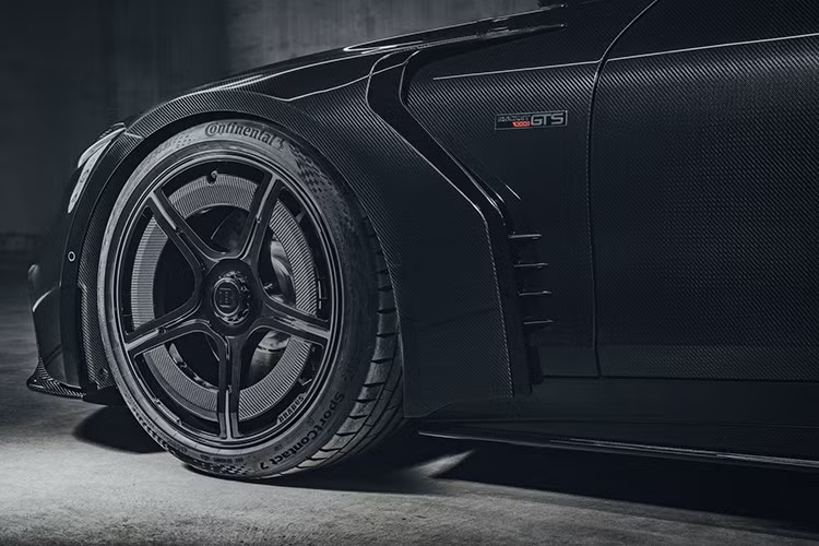 Xe Brabus Rocket GTS cũng có đường mái phẳng, và nếu bạn nghĩ rằng những chi tiết bổ sung này chỉ để trưng bày thì rõ ràng bạn chẳng biết gì về chiếc xe độ này, vì họ nói rằng nó giúp tăng lực ép xuống mặt đường ở tốc độ chóng mặt.