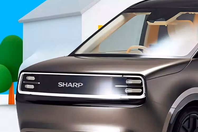 Phần đầu xe gây ấn tượng với dải đèn LED chạy suốt chiều ngang, hòa cùng mặt ca-lăng kín mang logo Sharp. Thiết kế tổng thể mang phong cách tối giản, trung tính, điểm xuyết bằng kiểu sơn hai tông màu để tăng nhận diện. Xe sử hữu cửa trượt hai bên, đuôi dựng đứng giúp tối ưu không gian nội thất.