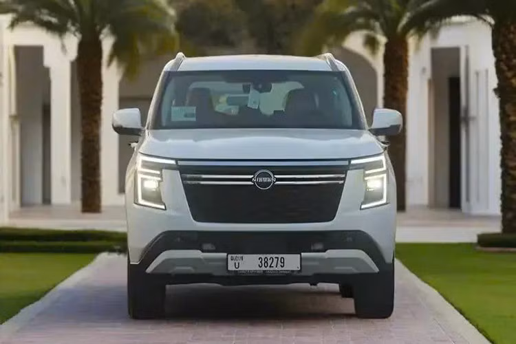 Trong thế giới của siêu xe và công nghệ, chiếc SUV khiêm tốn này vẫn lặng lẽ lăn bánh qua sa mạc, như một lời nhắc nhở rằng: điều làm nên biểu tượng không phải là giá trị vật chất, mà là câu chuyện và niềm tin mà nó mang theo.