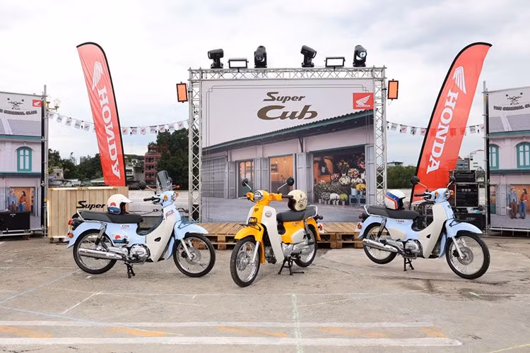 Tại sự kiện Super Cub THE ORIGINAL CLUB MEETING vừa diễn ra ở Thái Lan ngày 23/10, hãng xe Nhật Bản đã giới thiệu phiên bản mới của dòng xe huyền thoại Honda Super Cub với hai màu sơn xanh - trắng và vàng - trắng.