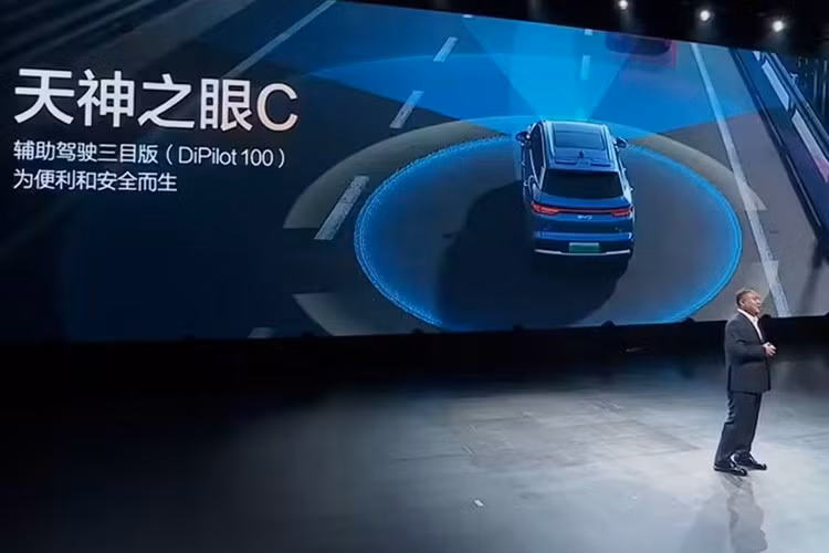 Song L DM-i 2026 được hãng xe BYD trang bị hệ thống giảm xóc thông minh DiSus-C tiêu chuẩn, kết hợp hệ thống kiểm soát ổn định thân xe tốc độ cao TBC, mang lại cảm giác lái vững vàng.