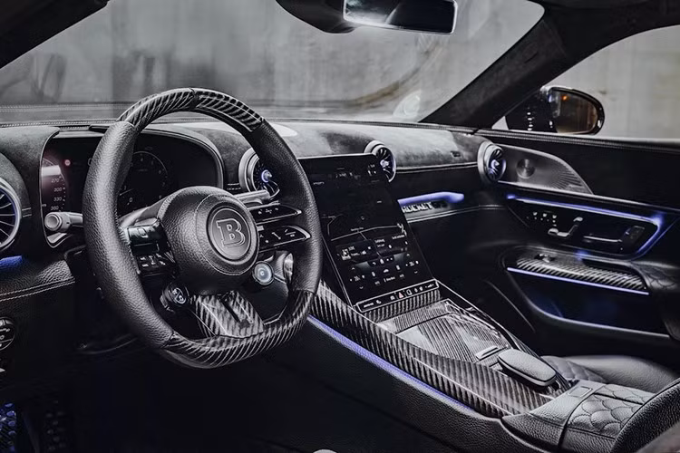 Bên trong, nội thất Brabus Rocket GTS cao hơn và việc loại bỏ cơ chế ngả mui xe giúp tăng thêm không gian cho hành lý ở khoang chứa đồ phía sau bố trí ghế ngồi 2+2, khiến đây trở thành chiếc SL thiết thực nhất mà tiền có thể mua được. Nội thất được xử lý theo phong cách Brabus Masterpiece với da mềm và bọc Alcantara phủ toàn bộ cabin.