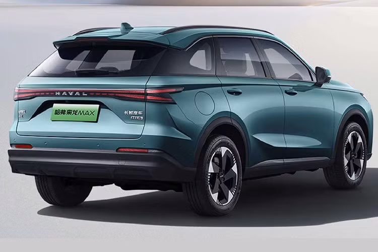Hình dáng tổng thể vẫn giữ phong cách SUV đô thị hiện đại, với viền cửa sổ sơn đen, mâm xe dạng cánh hoa và ống xả ẩn tinh tế. Logo “HAVAL” phát sáng ở trung tâm cụm đèn LED trước và sau giúp chiếc xe tạo dấu ấn nhận diện mạnh mẽ khi di chuyển ban đêm.