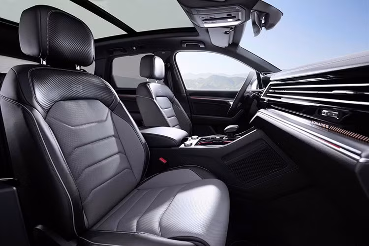 Trong hành trình của mình, Volkswagen Touareg đã ghi dấu với nhiều khoảnh khắc đáng nhớ: Năm 2005, nguyên mẫu Touareg Stanley đã giành chiến thắng trong cuộc đua xe tự hành xuyên sa mạc Nevada. Năm 2006, Touareg thương mại được trang bị động cơ diesel V10 TDI đã kéo thành công máy bay Boeing 747, chứng minh sức mạnh mô-men xoắn không chỉ là chiêu trò quảng cáo.