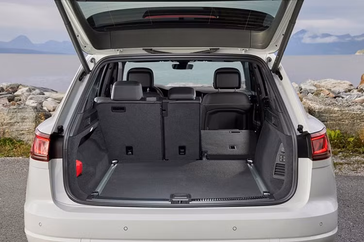 Nhiều khả năng Volkswagen Touareg 2025 ở Việt Nam sẽ dùng động cơ xăng V6, dung tích 3.0L, tạo ra công suất tối đa 335 mã lực và mô-men xoắn cực đại 450 Nm.