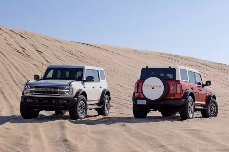 Ford Bronco 2026 phiên bản kỷ niệm 60 năm kết hợp màu sắc và điểm nhấn táo bạo từ khoang nội thất đến thiết kế ngoại thất vượt thời gian, đặc biệt là khả năng off-road vượt trội. Tất cả điều này tạo nên chiếc SUV hoang dã phù hợp với phong cách sống của chủ nhân.