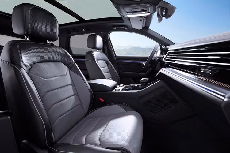 Bên trong xe, mẫu SUV tiệm cận xe sang này cũng có thêm những chi tiết mới đáng chú ý. Có thể thấy điều này qua bảng đồng hồ kỹ thuật số và màn hình thông tin giải trí Discover Pro Max tiêu chuẩn, tính năng điều khiển bằng giọng nói và cổng USB Type C 45W giúp sạc nhanh hơn.