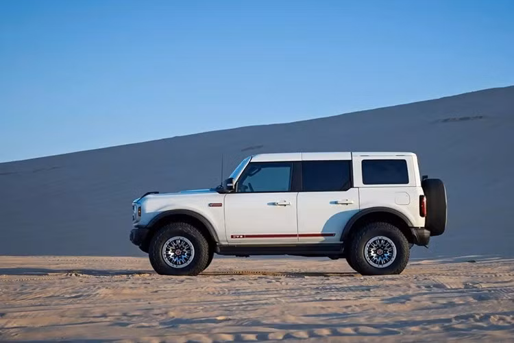 Gói Sasquatch dạng tiêu chuẩn, hệ thống 4x4 tiên tiến, hệ thống treo cao cấp, tỷ số truyền mạnh mẽ hơn, khóa vi sai điện tử trước/sau,...