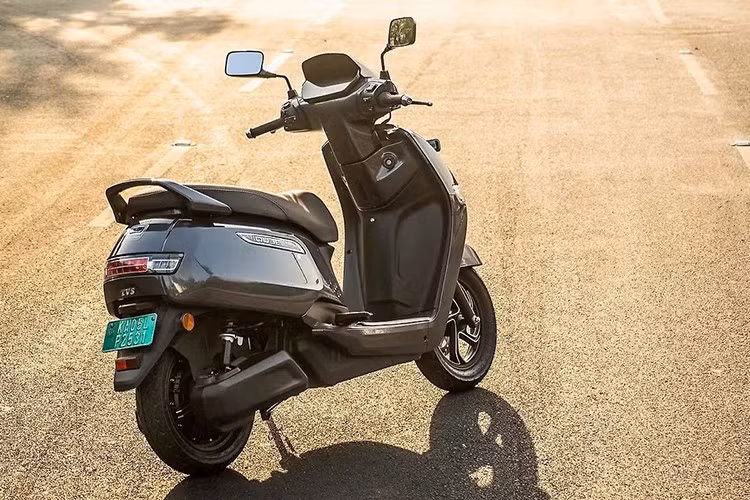 Báo giới Ấn Độ dự đoán rằng xe sẽ được trang bị bộ pin 2,2kWh, cho phạm vi hoạt động khoảng 90 - 95 km mỗi lần sạc. Tuy nhiên, các thông số này vẫn chưa được TVS xác nhận chính thức.