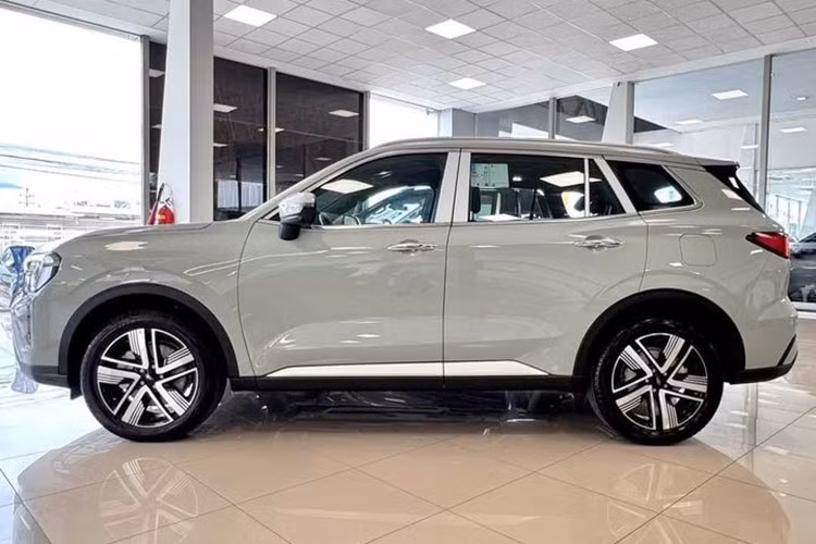So với bản hiện hành, Ford Territory 2025 có một số thay đổi ở phần đầu xe và thiết kế mâm, trong khi thân xe, đuôi xe và nội thất chỉ được tinh chỉnh nhẹ.