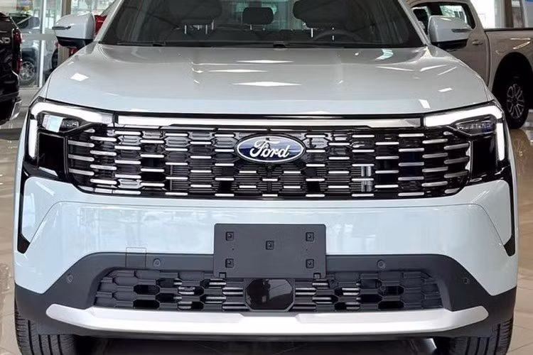 So với bản hiện hành, thiết kế đầu xe của Ford Territory facelift được tinh chỉnh theo hướng hiện đại hơn. Cụm đèn chiếu sáng chính đã được dời lên cao, tích hợp cùng dải LED hình móc câu, kéo dài sang hai bên. Trong khi đó, phần thân và đuôi xe gần như không thay đổi so với đời cũ.