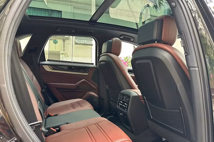 Các chức năng mà người lái thường xuyên sử dụng được bố trí dễ tiếp cận ở trên hoặc ngay cạnh vô lăng. Cụ thể, cần gạt phía bên trái sau vô lăng hiện có thêm chức năng vận hành các hệ thống hỗ trợ người lái, cần chuyển số trên mẫu Cayenne mới hiện được tích hợp trên bảng điều khiển.