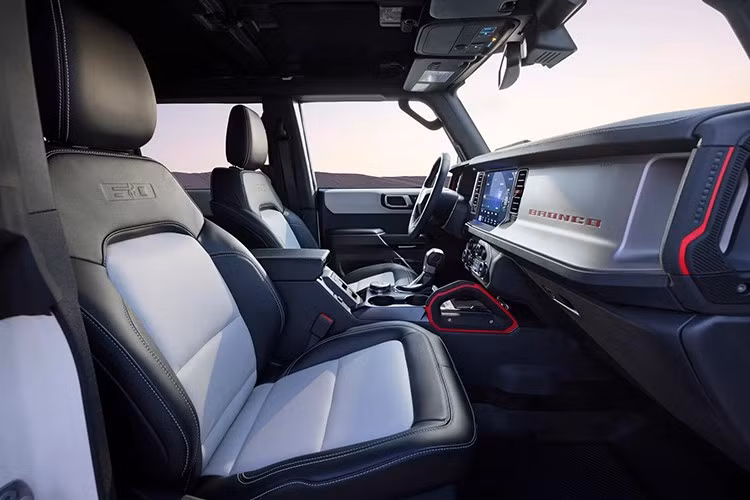 Như mọi chiếc Bronco khác, đội ngũ thiết kế Ford đã ẩn một hoặc hai “trứng phục sinh” cho phiên bản đặc biệt này. Bronco 2026 kỷ niệm 60 năm mang đến phong cách cá nhân đặc trưng và nâng tầm trải nghiệm không gian nội thất cao cấp.