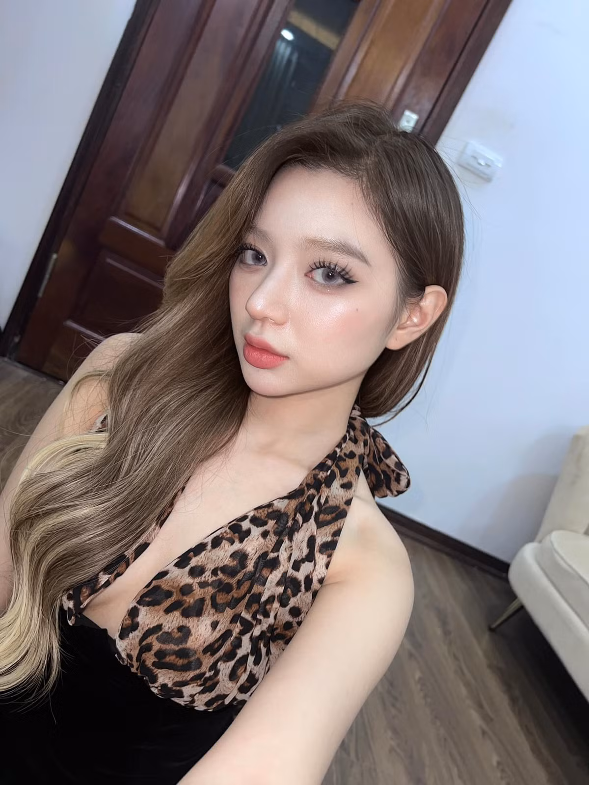 Ngay khi bức ảnh của Chi Củ Cải được lan truyền, mạng xã hội đã bùng nổ. Người hâm mộ vừa bất ngờ vừa phấn khích vì "thần tượng" của mình sở hữu một nhan sắc quá đỗi "cực phẩm".