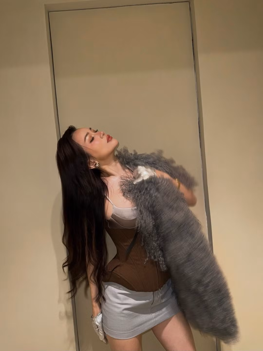 Trong bộ ảnh, Sĩ Thanh diện trang phục gam màu trung tính, kết hợp corset ôm eo và áo khoác lông dày dặn, mang hơi hướng thời trang cao cấp.