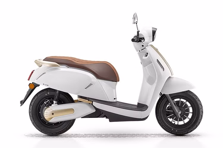 Xe máy điện QJMotor E-LTR sở hữu động cơ điện 3 kW được lắp ở bánh sau, mang lại khả năng vận hành ấn tượng với tốc độ tối đa lên đến 70 km/h. Xe được trang bị ba chế độ lái, cho phép người dùng linh hoạt điều chỉnh tốc độ và kiểu vận hành.