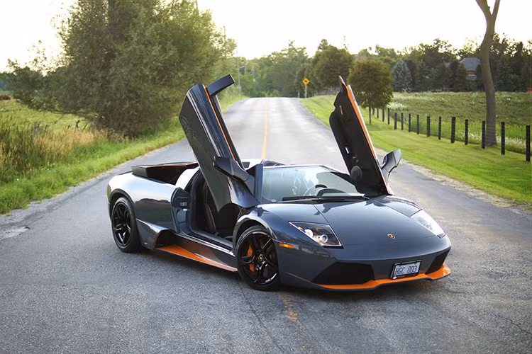 Lamborghini Murcielago đã nắm giữ một vị trí vững chắc trong lịch sử siêu xe, nhưng một đại lý xe hơi hạng sang mới tại Miami đã giúp tên tuổi của dòng xe này đột nhiên hot trở lại, khi công bố sự xuất hiện của chiếc Murcielago Roadster cuối cùng từng được sản xuất.