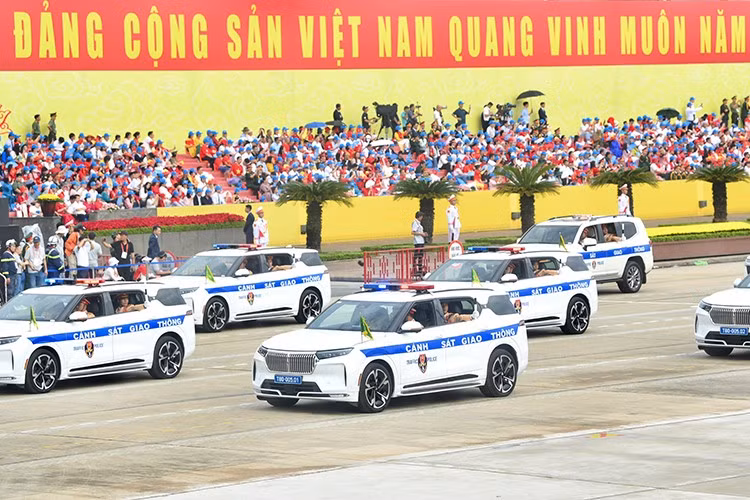 Những chiếc xe SUV điện Vinfast VF9 màu trắng của lực lượng Cảnh sát giao thông với số lượng gồm 12 chiếc được thiết kế theo yêu cầu riêng cho lực lượng Cảnh sát giao thông.