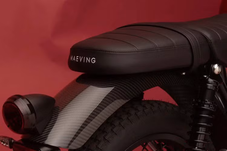 Maeving RM2 cũng được trang bị gương gù đặc trưng của dòng cafe racer kèm theo cụm đồng hồ tròn kết hợp analog và LCD hiện đại với giao diện hợp lý giúp người lái nắm được tình trạng xe một cách tối ưu nhất.