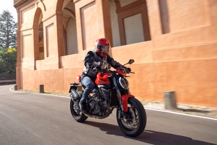 Nhà sản xuất xe máy Borgo Panigale đã giúp chiếc Monster mới dễ dàng điều khiển hơn bằng cách tích hợp gói điện tử với cảm biến IMU 6 trục, ABS khi vào cua, kiểm soát lực kéo, kiểm soát bốc đầu và kiểm soát phanh động cơ. Xe cũng được trang bị hệ thống sang số nhanh cùng bốn chế độ lái: thể thao (Sport), đường trường (Road), đô thị (Urban) và đường ướt (Wet).