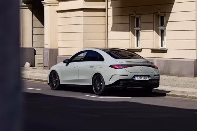 Về ngoại thất, CLA 220 2026 tiếp tục ngôn ngữ thiết kế của các mẫu xe điện Mercedes, với lưới tản nhiệt hình ngôi sao mạ crôm và các chi tiết trang trí phát sáng kéo dài đến các cụm đèn trước và sau. Đèn pha tiêu chuẩn và tùy chọn đều có dải đèn LED liền mạch, trong khi khoang hành lý cung cấp không gian chứa đồ 405 lít.