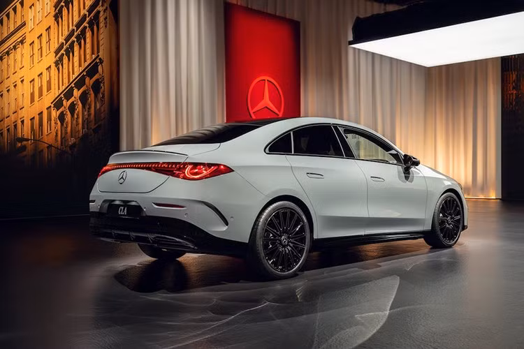 Nhờ có pin 1,3 kWh, xe hybrid có thể chạy hoàn toàn bằng điện ở tốc độ thấp khi cần công suất dưới 27PS (20kW); xe cũng có thể chạy với tốc độ lên đến 100km/h khi tắt động cơ. Xe cũng có thể tái tạo phanh ở cả 8 cấp số, thu hồi tới 25kW năng lượng. Sau khi hé lộ các thông tin sơ bộ khi ra mắt hồi tháng 3 vừa qua, Mercedes-Benz đã công bố chi tiết phiên bản hybrid động cơ đốt trong đầu tiên của dòng CLA thế hệ mới - CLA 220.