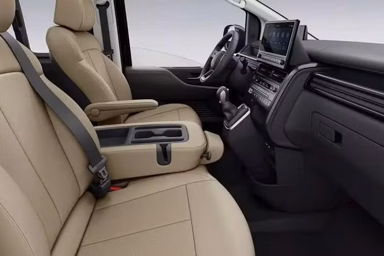 Những thay đổi khác của Hyundai Staria 2026 bao gồm vô lăng thiết kế hiện đại hơn, tích hợp cần số điện tử phía sau ở bản Lounge và tay vịn phụ bên ghế lái giúp việc ra/vào xe dễ dàng hơn. Ngoài ra, Hyundai còn bổ sung màu sắc nội thất mới và nhiều tính năng trợ lái nâng cao ADAS tiêu chuẩn cho mẫu MPV cỡ lớn này.