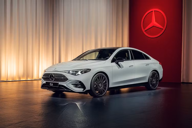 Trong khi CLA được thiết kế để ưu tiên điện, Mercedes-Benz cũng cung cấp cho xe hệ động lực hybrid 48 volt. Vào tháng 3 khi ra mắt dòng CLA thế hệ mới, công ty đã xác nhận sẽ có ba biến thể động cơ đốt trong, mỗi biến thể đều đi kèm động cơ bốn xi-lanh tăng áp M252 Atkinson-cycle 1,5 lít mới và một động cơ điện nằm trong hộp số ly hợp kép 8 cấp 8F-eDCT.