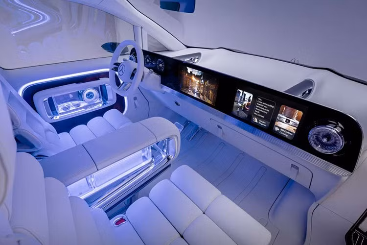 Bên trong, Mercedes-Benz VLE mang đến trải nghiệm số hóa toàn diện với MBUX Hyperscreen trải dài toàn bộ táp-lô, vận hành trên hệ điều hành MB.OS mới nhất. Không gian nội thất được thiết kế linh hoạt, cho phép bố trí tối đa 8 chỗ ngồi, đáp ứng đa dạng nhu cầu từ gia đình đến dịch vụ vận chuyển cao cấp.