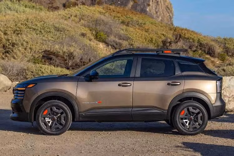 Ngoại hình của Nissan Kicks Rock Creek 2027 tạo khác biệt với lưới tản nhiệt riêng, điểm nhấn màu cam và biểu tượng hình ngọn núi. Cản trước, cản sau và gương chiếu hậu được sơn đen bóng, kết hợp bộ mâm 17 inch thiết kế riêng và đèn chạy ban ngày màu hổ phách.