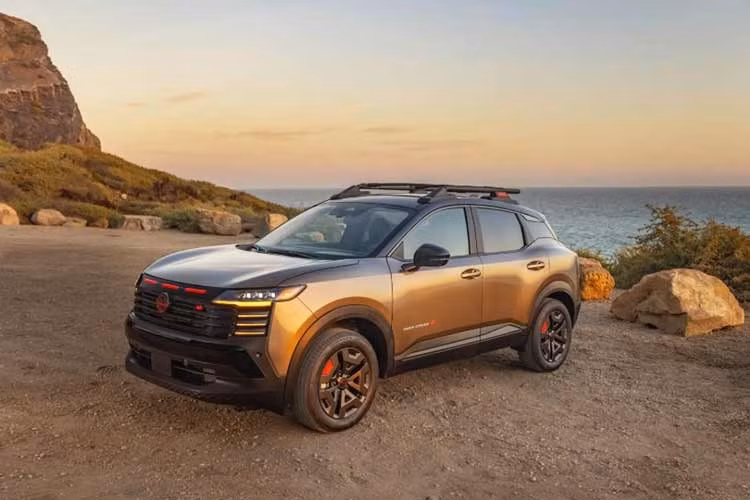 Sau khi xuất hiện tại Nhật Bản, Nissan tiếp tục giới thiệu Kicks Rock Creek 2027 tại thị trường Mỹ. Phiên bản mới được phát triển dựa trên Kicks SV, tập trung vào phong cách mạnh mẽ và khả năng vận hành trên những cung đường ngoài đô thị.