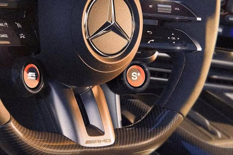 Trong khi GT 63 mô phỏng âm thanh động cơ V8 của AMG GT R thông qua chế độ âm thanh AMGForce S+ thì GT 53 lại tái tạo tiếng máy AMG 6 xi-lanh, qua đó phản ánh rõ vị trí của mẫu xe này trong dải sản phẩm.