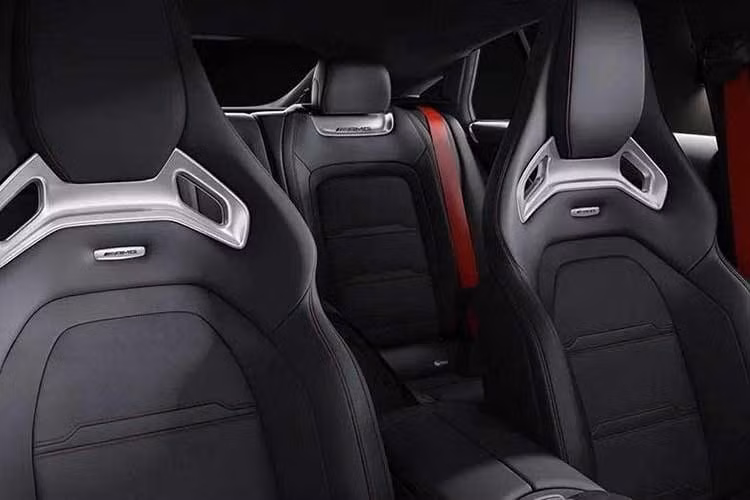 Là một biến thể trong cùng dòng xe Mercedes-AMG GT 4-Door Coupé EV, GT 53 cũng chia sẻ kiến trúc nội thất với các phiên bản còn lại, bao gồm bảng đồng hồ kỹ thuật số 10,2 inch và màn hình cảm ứng trung tâm 14 inch.