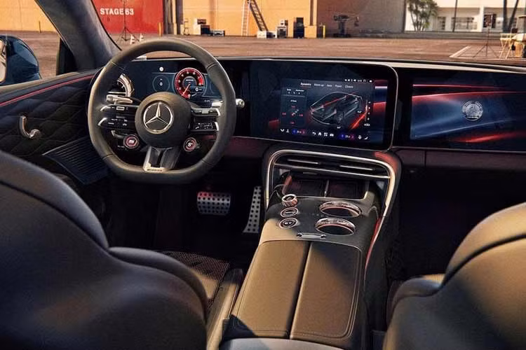 Phạm vi hoạt động tối đa đạt 809 km theo chuẩn WLTP và xe có thể chạy thêm 534 km chỉ sau 10 phút sạc theo tiêu chuẩn WLTP. Giống GT 63 và GT 55, công suất sạc chậm AC tối đa của Mercedes-AMG GT 53 4-Door Coupé EV là 11 kW.