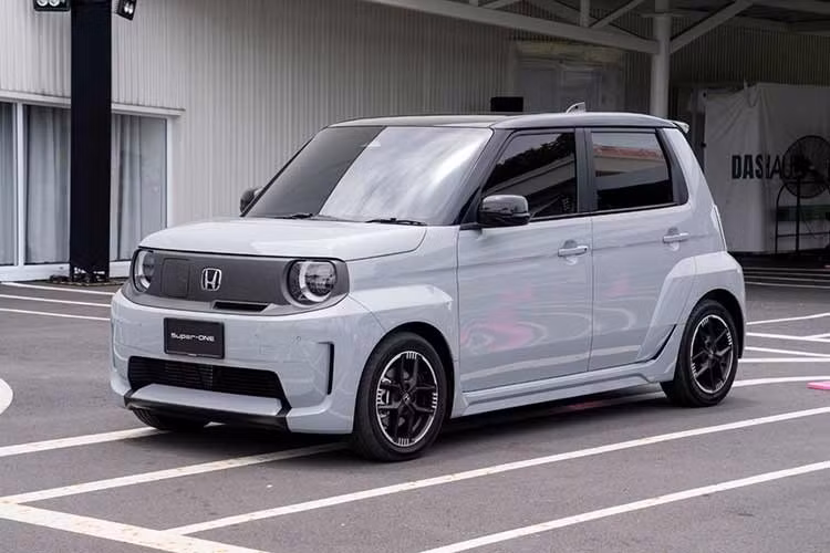 Honda Automobile Thailand mở nhận đặt hàng trực tuyến Super-One EV từ 10h ngày 17/8. Bên cạnh số lượng giới hạn chỉ 30 chiếc tại thị trường này, điểm đáng chú ý của mẫu xe này nằm ở định hướng khác biệt so với nhiều ôtô điện đô thị khi tập trung vào trải nghiệm lái.