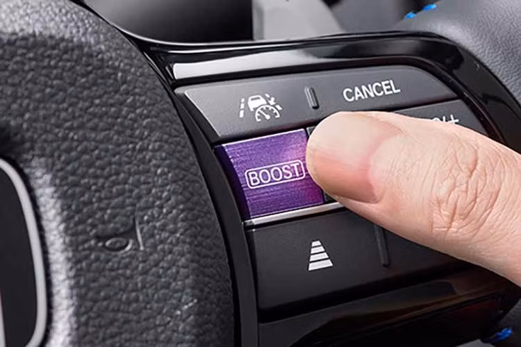 Ngoài ra, xe còn có vô-lăng bọc da, phanh tay điện tử, Auto Brake Hold, cần số dạng nút bấm và lẫy sau vô-lăng phục vụ điều chỉnh mức tái tạo năng lượng cũng như giả lập chuyển số.