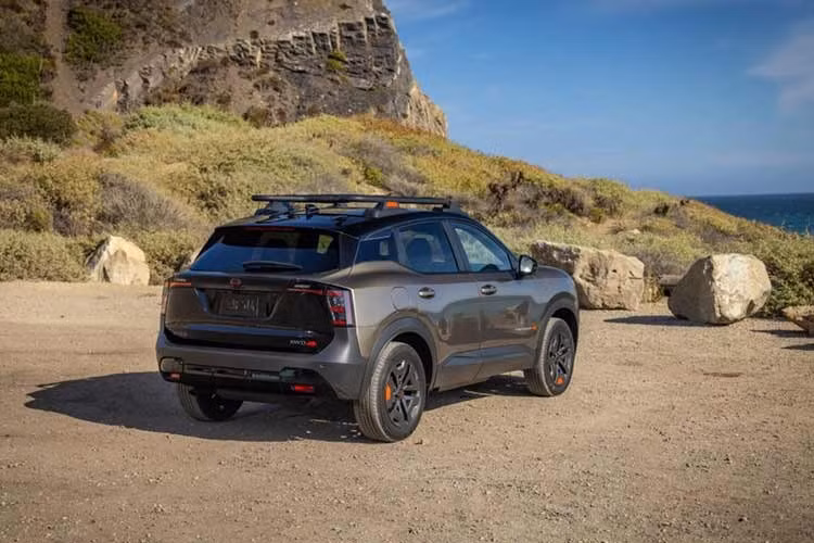 Trên nóc mẫu xe SUV Kicks Rock Creek 2027, Nissan bổ sung giá chở đồ dạng ống với tải trọng tối đa 75 kg, phù hợp với nhu cầu mang theo hành lý, dụng cụ cho những chuyến dã ngoại.